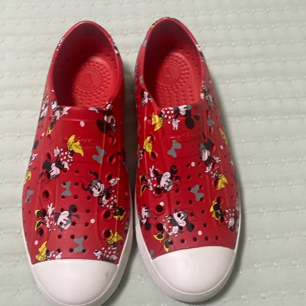 Native Disney Minnie Mouse print slip on shoe